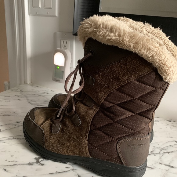 Columbia Waterproof Boots. 8 - Picture 4 of 16